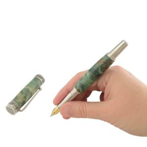 Photo d'une main d'enfant tenant un stylo plume français de couleur verte